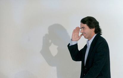 El presidente del Gobierno, José María Aznar, saluda tras su intervención en el XVI Congreso del Partido Popular celebrado en junio de 2008.