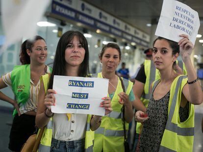 Trabajadores en huelga de Ryanair protestan ante las oficinas de atencion al cliente del aeropuerto de El Prat en Barcelona.