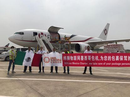 El piloto Ángel Aparicio y la tripulación tras llegar al aeropuerto de Nanjing, China