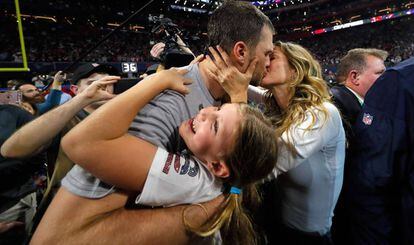 Tom Brady celebra con su hija y su esposa, la modelo Gisele Bündchen, su victoria en la Super Bowl, el 3 de febrero.