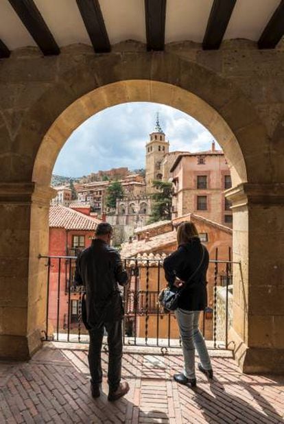 La catedral del Salvador y Albarracín, desde un balcón de la plaza Mayor. 