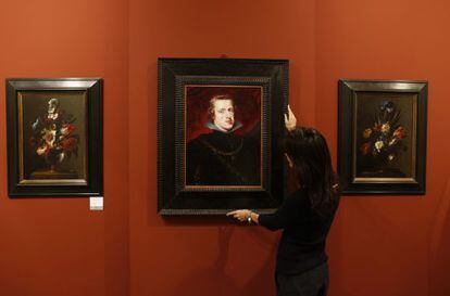 Mercè Ros durante la instalación de 'Felipe IV', de Rubens.