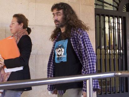 El juez Jerónimo Cano, responsable de la investigación, en los juzgados de Teruel. En vídeo, la Policía aconseja no compartir vídeos íntimos de terceras personas.