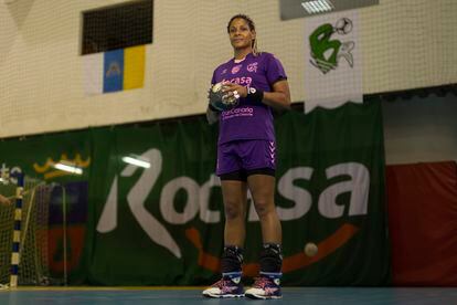 La jugadora de balonmano Marta Mangué, con la camiseta del Rocasa, este jueves en el pabellón Antonio Moreno de Gran Canaria.