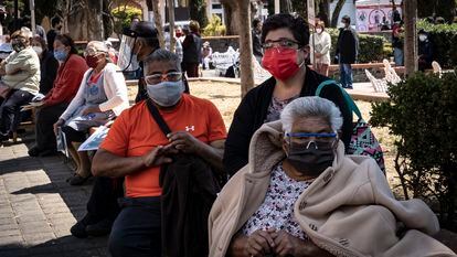 Adultos mayores de 60 años hacen fila en Ciudad de México para vacunarse, este lunes.