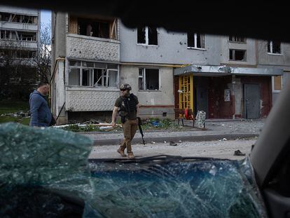 Agentes de la policía caminan por las calles del barrio de Saltivka, en Járkov, este jueves.