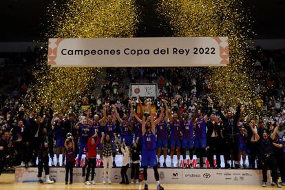 Mirotic levanta el trofeo de la Copa del Rey junto a sus compañeros del Barcelona.