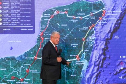 Andrés Manuel López Obrador muestra el trazado de las estaciones del Tren Maya, durante una de sus conferencias matutinas.