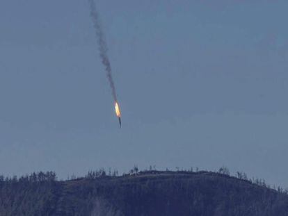 El aparato ruso alcanzado por un misil turco cae en picado hacia una zona montañosa de la frontera turco-siria.