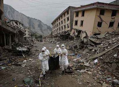 Miembros de un equipo de rescate trasladan un cadáver en la ciudad de Yingxiu, en Sichuan.