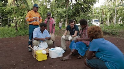 Oriol Mitjà en una campaña de administración de azitromicina en Papúa Nueva Guinea