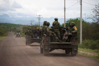 En una imagen de archivo, vehículos del ejército patrullan por una carretera en Durango, en julio de 2021.