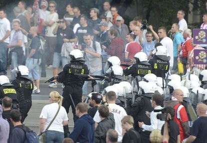 Policiás antidisturbios intervienen durante los altercados entre aficionados rusos y polacos en las inmediaciones del estadio Nacional de Varsovia.