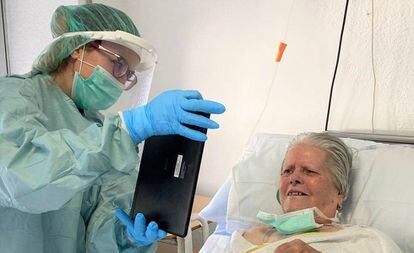 Una paciente se comunica con un familiar por videollamada.