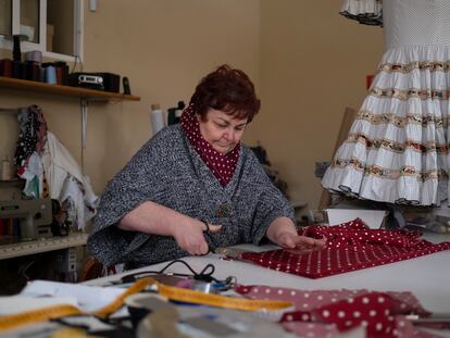 La diseñadora de moda flamenca, Carmen Acedo, en su taller.