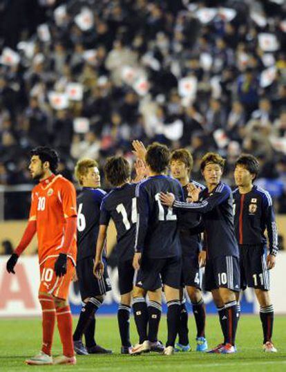 Los jugadores de Japón celebran su triunfo sobre Bahrein.