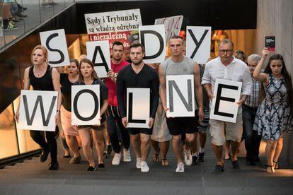 Manifestantes portan una pancarta en la cual se lee 'Justicia libre', en Breslavia.