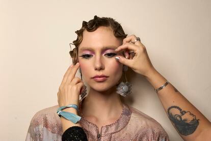 Si el maquillaje de ojos es dramático, como en Giorgio Armani primavera-verano 2024, los expertos aconsejan empezar por ellos.