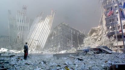 Un hombre, entre los escombros, tras el colapso de la primera torre del World Trade Center, el 11 de septiembre de 2001.