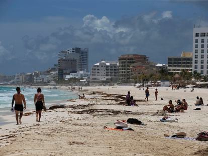 Turistas en una playa de Cancún (Estado de Quintana Roo).