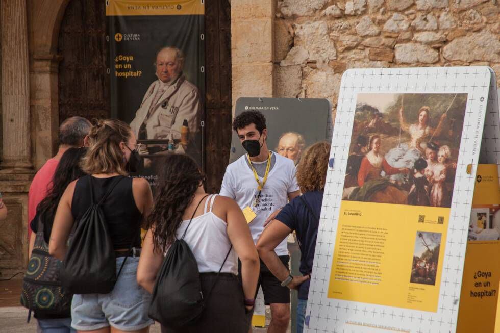Con el objetivo de estimular el tejido socioeconómico de los municipios participantes, la Fundación Cultura en Vena selecciona mediadores culturales locales para crear vínculos con la comunidad. En la imagen, un grupo de vecinos dialoga con un mediador en Pancrudo (Teruel, agosto 2021).