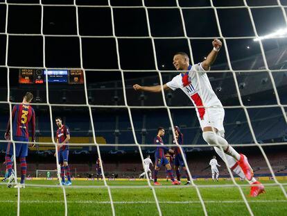 Mbappe celebra su segundo gol ante el Barcelona este martes en el Camp Nou.