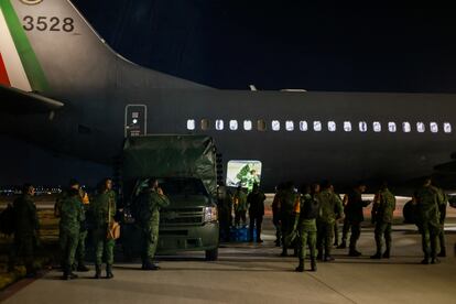 México envía equipos de búsqueda y rescate para ayudar a Turquía tras terremoto.