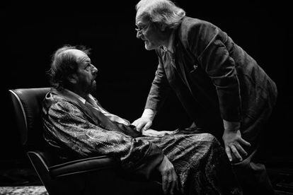 José María Pou, sentado, y Lluís Homar, en una escena de 'Terra de ningú'.