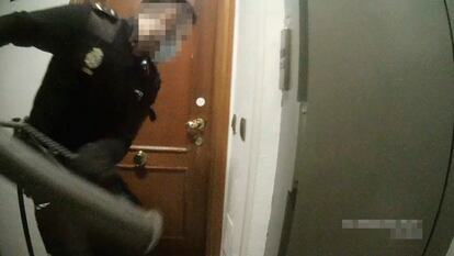 La actuación policial en una vivienda de la calle Lagasca de Madrid por una fiesta ilegal, en marzo de 2021.
