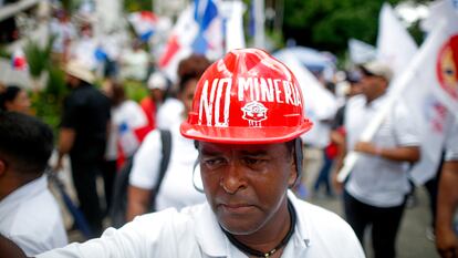 Un manifestante porta un casco con la inscripción "No minería", durante una protesta en Ciudad de Panamá, el pasado 23 de noviembre.