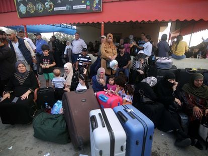 Una multitud de palestinos esperan en el paso fronterizo de Rafah a que este abra para poder salir de Gaza y entrar en Egipto.