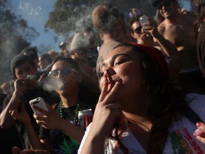 Fumadores de cannabis defienden el uso libre de esta droga.