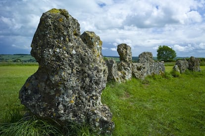 Son tres los elementos principales y distintivos de Rollright Stones, en las Midlands inglesas: Los Hombres del Rey, círculo ceremonial de piedra del 2500 antes de Cristo; la Piedra Rey, cuya forma extraña (hay quien dice que se asemeja a una foca girando un balón sobre su nariz) tiene que ver con los cazadores de 'souvenirs' del XIX y con los pastores que arrancaban pequeñas piezas como amuletos contra el diablo, y los Caballeros Susurrantes, una cámara funeraria de las llamadas de dolmen de portal, con cuatro piedras en vertical y una quinta, enorme, tumbada. Fueron construidos a lo largo del Neolítico y la Edad del Bronce, entre el cuatro y el segundo milenio antes de Cristo.