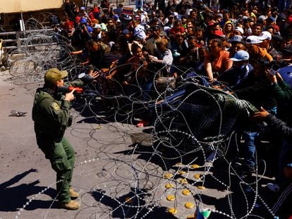 Un grupo de migrantes intenta cruzar el puente fronterizo entre Ciudad Juárez (México) y El Paso (EE UU), el pasado 12 de marzo.