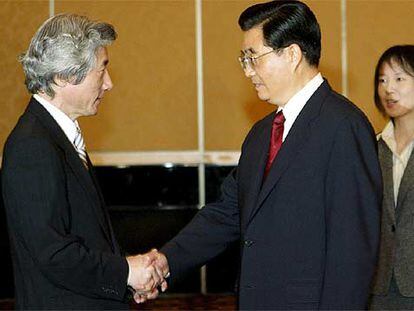 El primer ministro de Japón, Junichiro Koizumi, estrecha la mano del presidente de China, Hu Jintao.