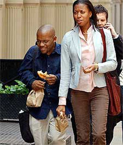 Jayson Blair (a la izquierda) junto a una acompañante, en una calle de Nueva York el pasado 28 de mayo.