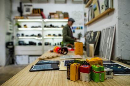 Carretes de película de fotografía analógica en Sales de Plata, local situado en el barrio de Las Letras (Madrid).