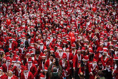 Cientos de corredores vestidos de Santa Claus esperan que se inice la carrera en Atenas, Grecia.