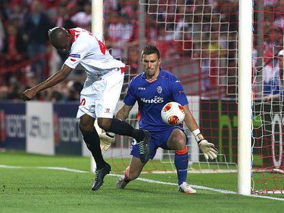 M&#039;Bia marca de tac&oacute;n, en fuera de juego, el primer gol del Sevilla.