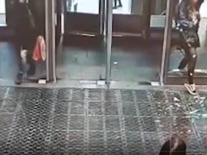 En vídeo, una joven rompe una puerta de cristal tras distraerse con su teléfono móvil mientras caminaba