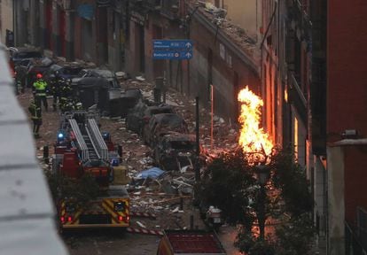 Efectivos de Bomberos, policía y equipos de emergencias trabajan en la calle Toledo de Madrid, en el lugar en el que una explosión provocó el derrumbe de parte de un edificio de seis plantas en el centro de Madrid.