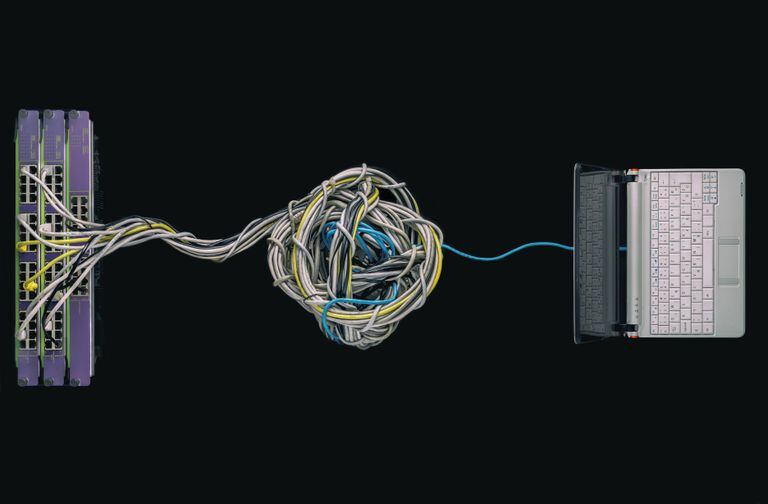 Un portátil conectado a una maraña de cables de red