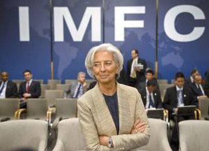 La directora gerente del Fondo Monetario Internacional (FMI), Christine Lagarde, antes del inicio de la reunión del Comité Monetario y Financiero (IMFC por su siglas en inglés) que tiene ocasión en la reunidón entre el FMI y el Banco Mundial (BM) en Washington.