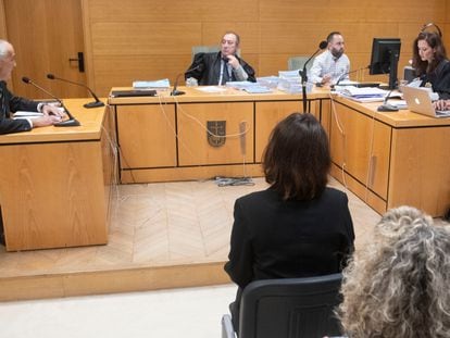 El juez Manuel PIñar, al fondo, durante el juicio a Juana Rivas, en junio de 2018.