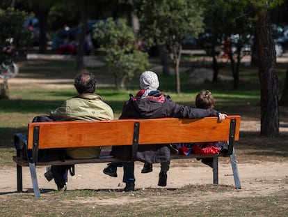 Una familia descansa en la Casa de Campo en Madrid.