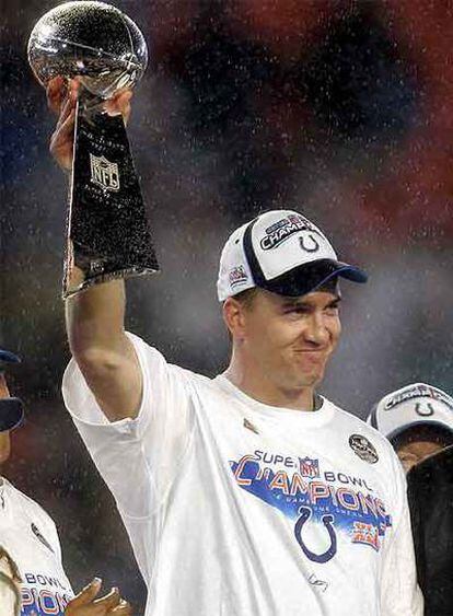 Peyton Manning levanta el trofeo de la Super Bowl.