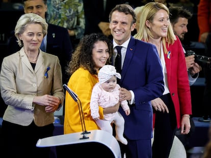 Ursula Von der Leyen, Emmanuel Macron, y Roberta Metsola en compañía de una ciudadana y su hija en la ceremonia de cierre de la Conferencia sobre el Futuro de Europa, este lunes en Estrasburgo.