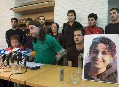 Un grupo de 10 procesados de Jarrai, Haika y Segi, durante una conferencia de prensa celebrada el pasado jueves en Vitoria.
