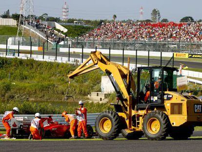 El monoplaza de Fernando Alonso es sacado de la pista después del accidente