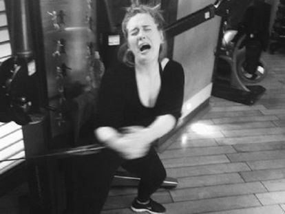 Lo de Adele (1988, Inglaterra) es bastante gráfico. Por si había alguna duda de que no le apetecía nada en absoluto ponerse a hacer ejercicio, la cantante compartió una foto en su cuenta de Instagram en la que aparecía con una fingida mueca entre dolor y llanto mientras tiraba de la polea de una máquina de gimnasio. Para acompañar la instantánea, Adele escribió un jocoso: “Preparándome”.